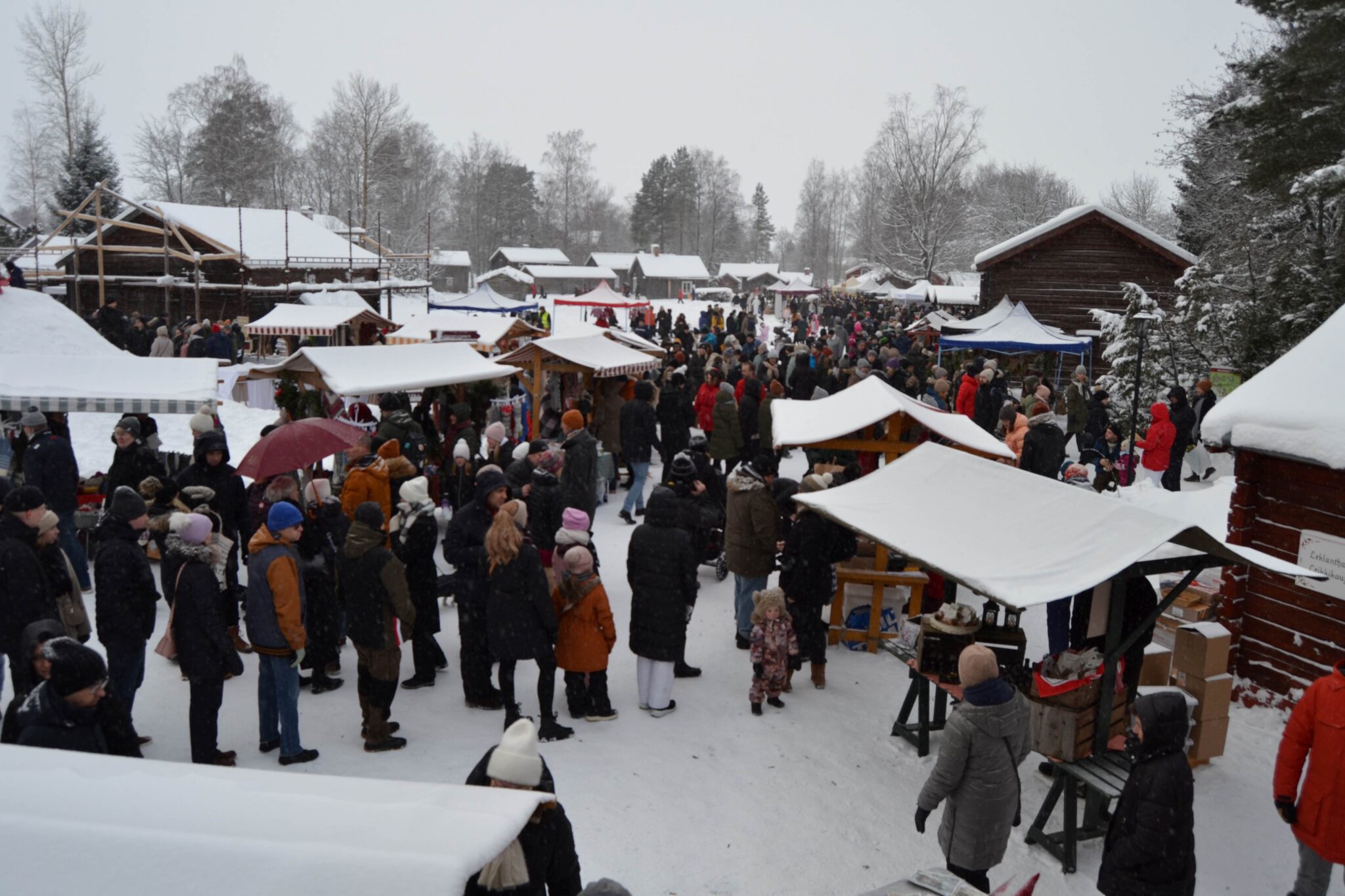 Julmarknad folkmassa PB23 2