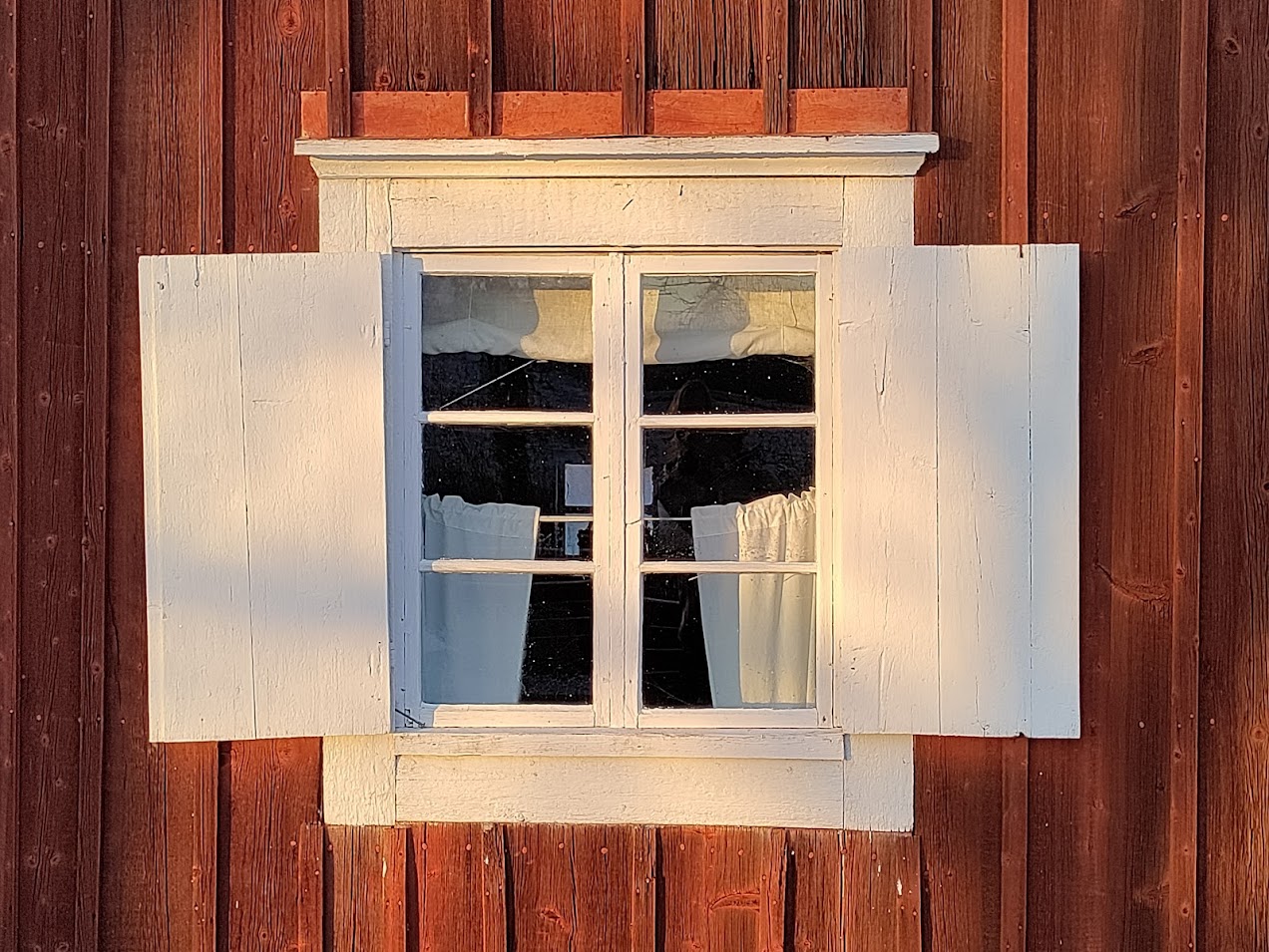 Mjölnarens fönster i vintersol LNF22